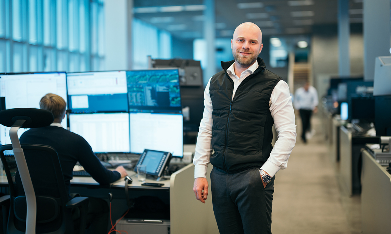 Trym Smedsrud er i meglerhallen til DNB Markets. 