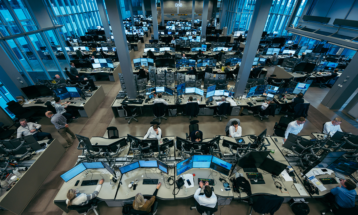 Stor aktivitet i DNB Markets meglerhall i Bjørvika. 