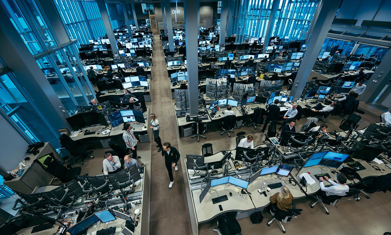 Stor aktivitet i DNB Markets meglerhall i Bjørvika. 