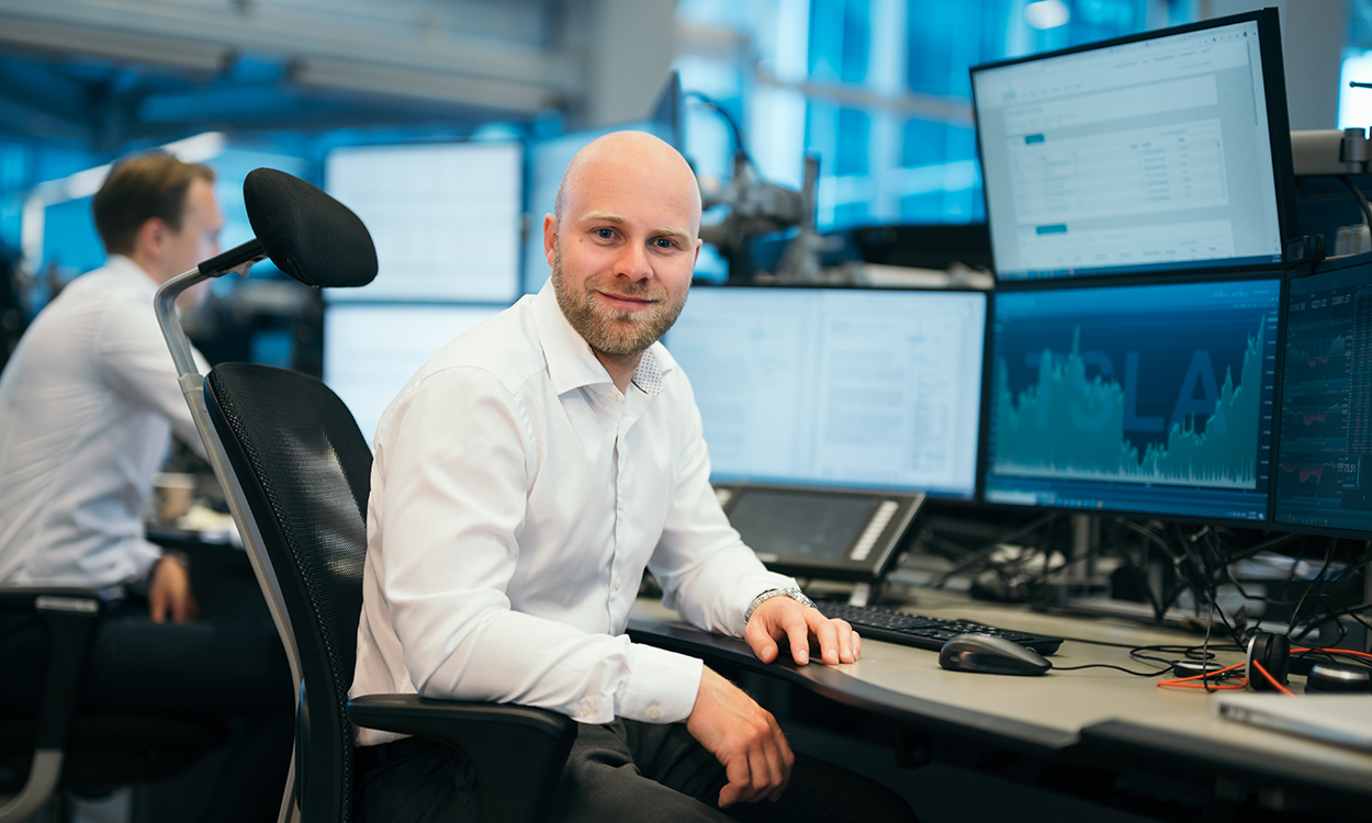 Trym Smedsrud jobber i meglerhallen til DNB Markets. 