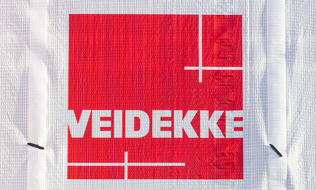 Logo av Veidekke på Løren i Oslo.  Selskapet er en av Skandinavias største entreprenører og eiendomsutviklere.