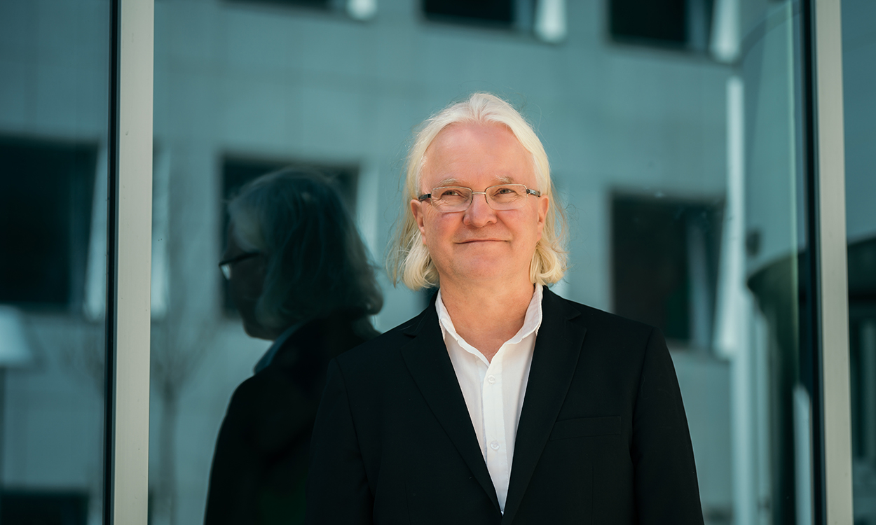 Ole-Andreas Krohn speiles i et vindu. 