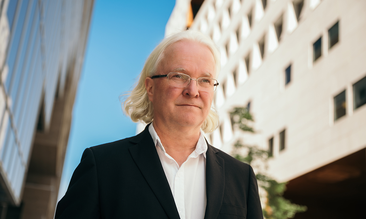 Ole-Andreas Krohn står utenfor DNBs hovedkontor i Bjørvika.