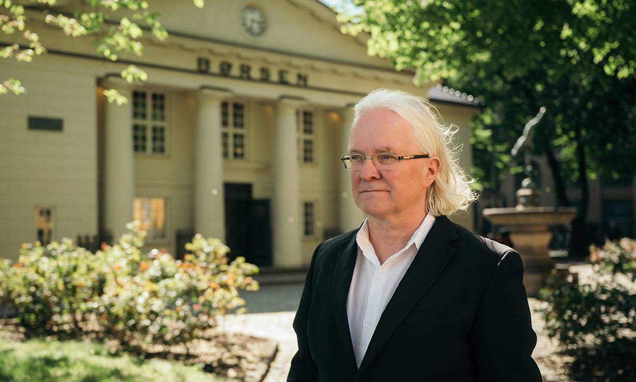 Ole-Andreas Krohn står ved Oslo Børs.