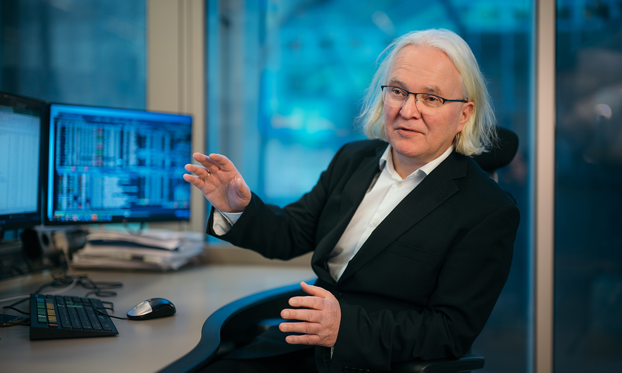 Ole-Andreas Krohn sitter ved plassen sin i meglerhallen til DNB Markets. 