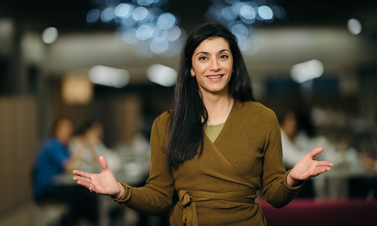 Behnaz Ganji slår ut med armene,
