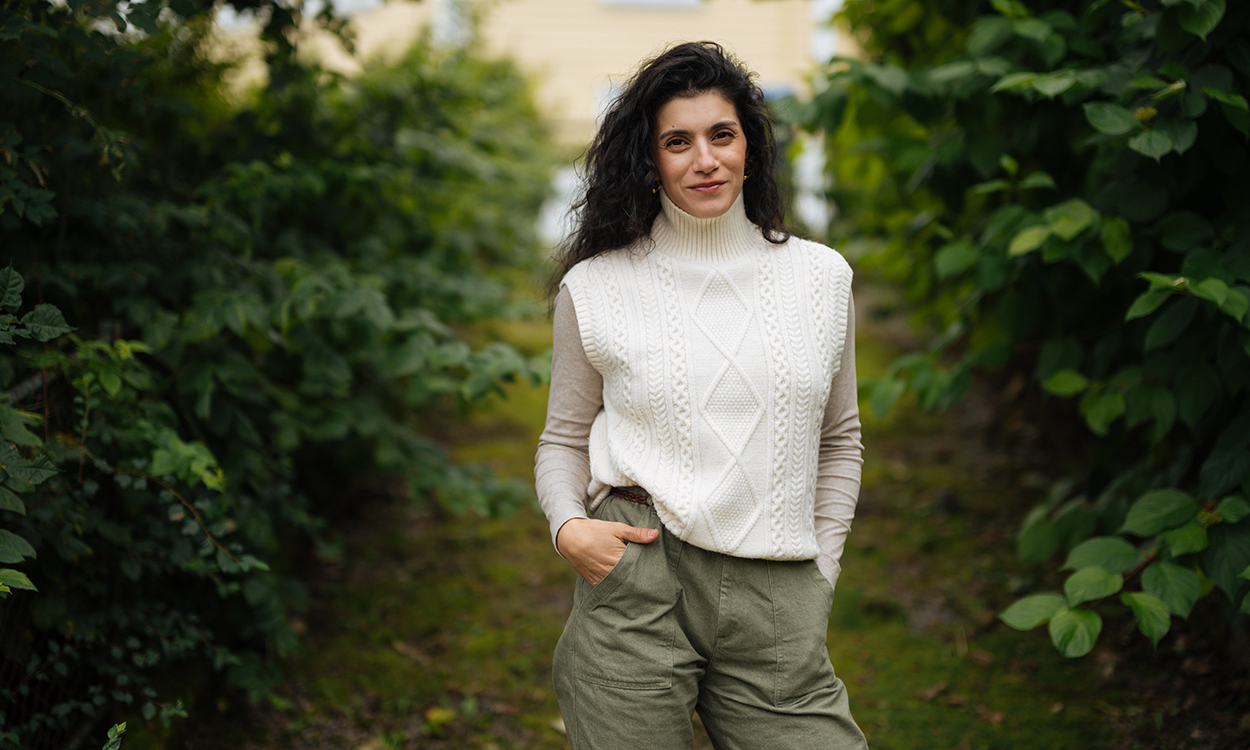Behnaz Ganji står i et grønt bymiljø i Bergen.
