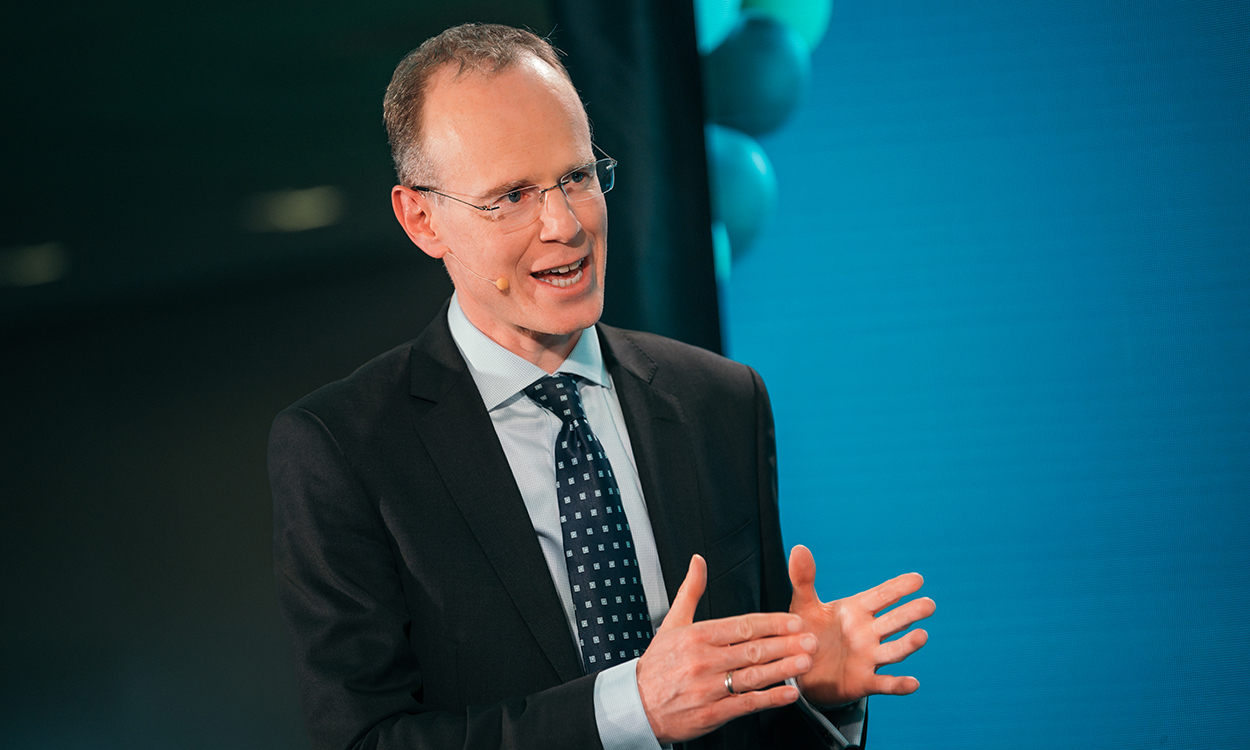 Paul Harper leder paneldebatt på DNB Invest 2024.