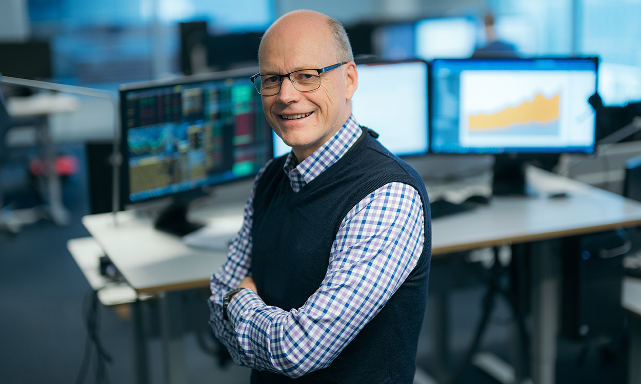 Kjartan Farestveit står ved sin arbeidsplass i Bjørvika. 