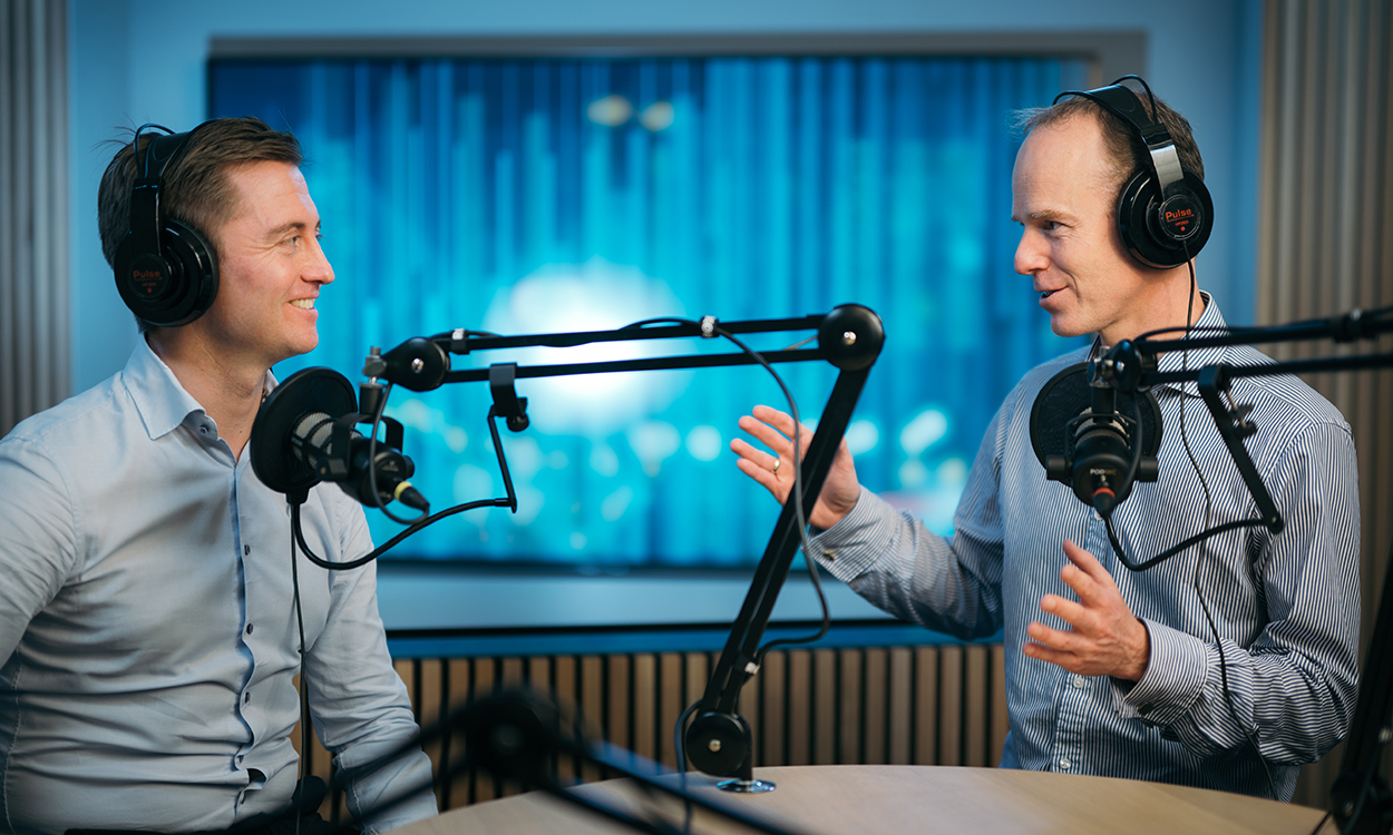Marius Brun Haugen og Paul Harper spiller inn podkast i studioet til DNB Markets. 