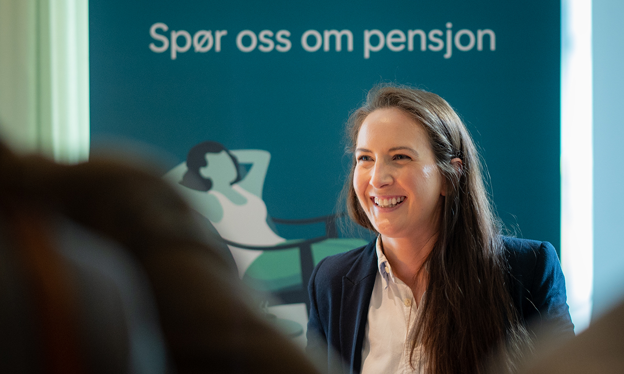 En rådgiver på pensjonskonferansen hjelper en kunde med pensjonsråd. 