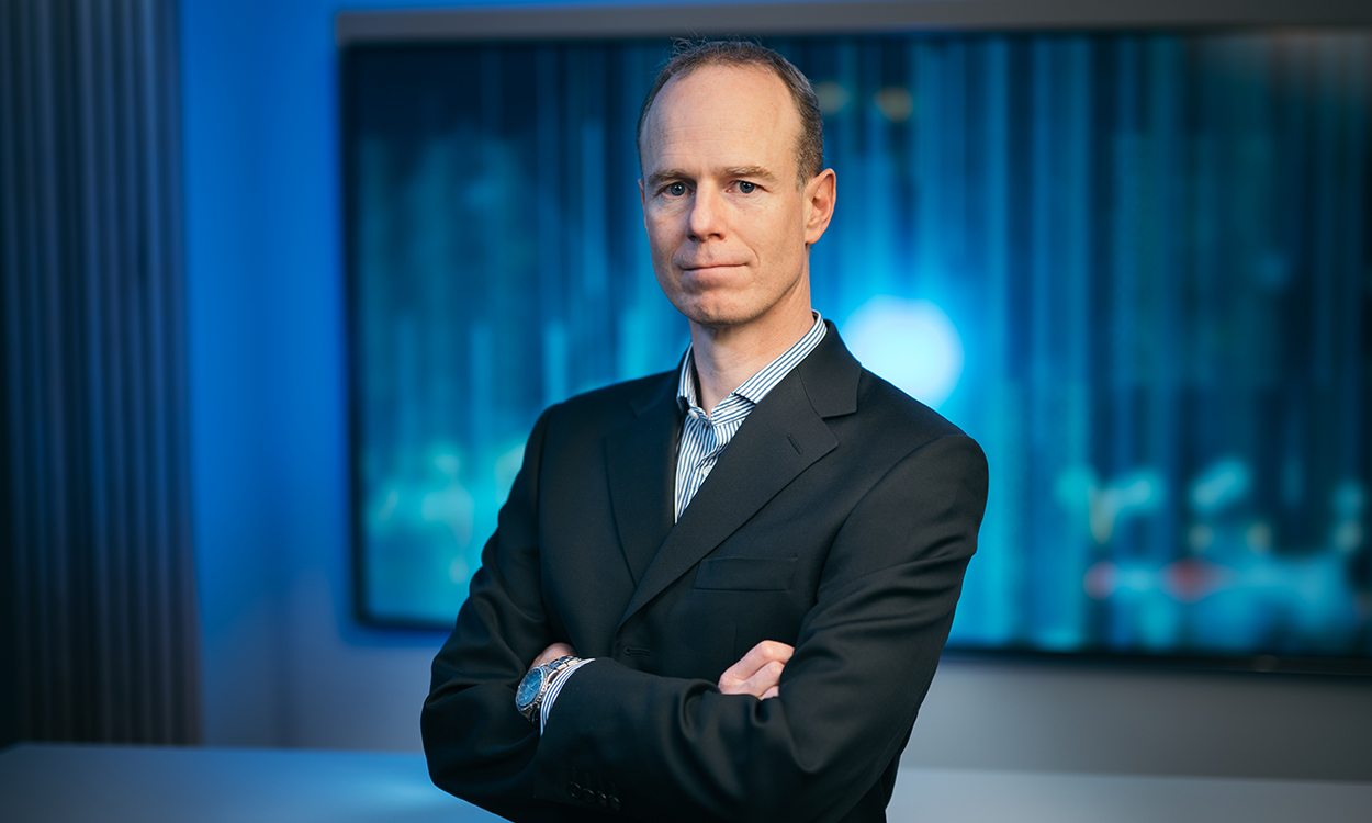 Paul Harper står i studio til DNB Markets.