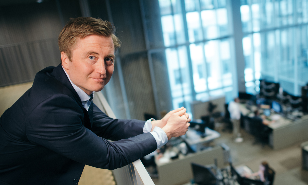 Marius Brun Haugen står på "hylla" over meglerhallen til DNB Markets.