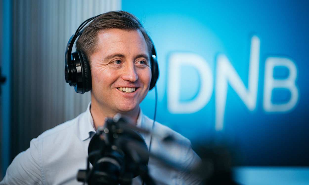 Marius Brun Haugen spiller inn podkast i studioet til DNB Markets. 
