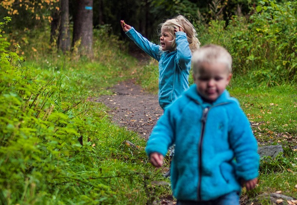 Gutt og jente på to og tre år kledd i blått går i skogen. NB! Modellklarert  Foto: © Tarjei E Krogh / Samfoto