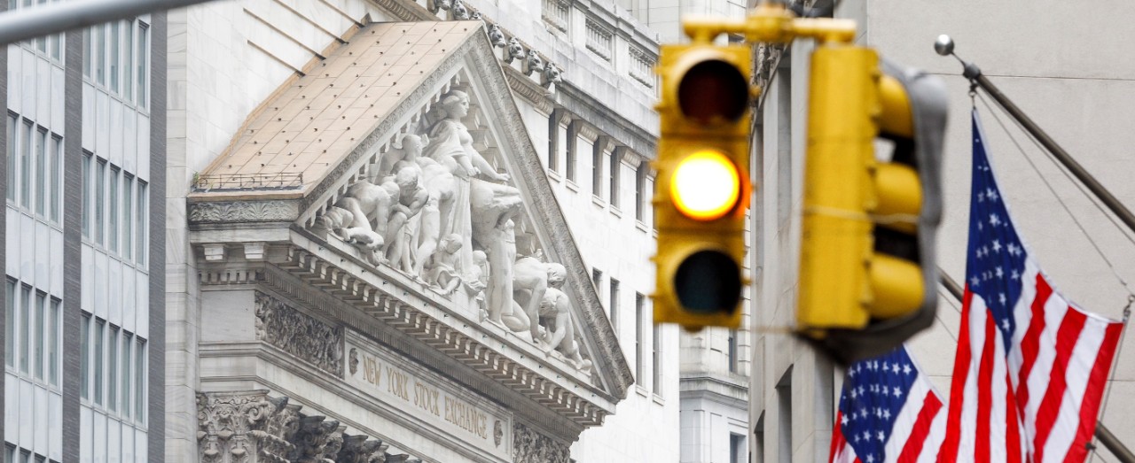 NYSE og trafikklys som viser gult