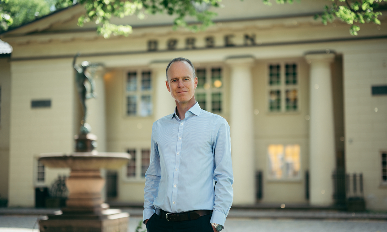 Paul Harper står ved Oslo Børs.