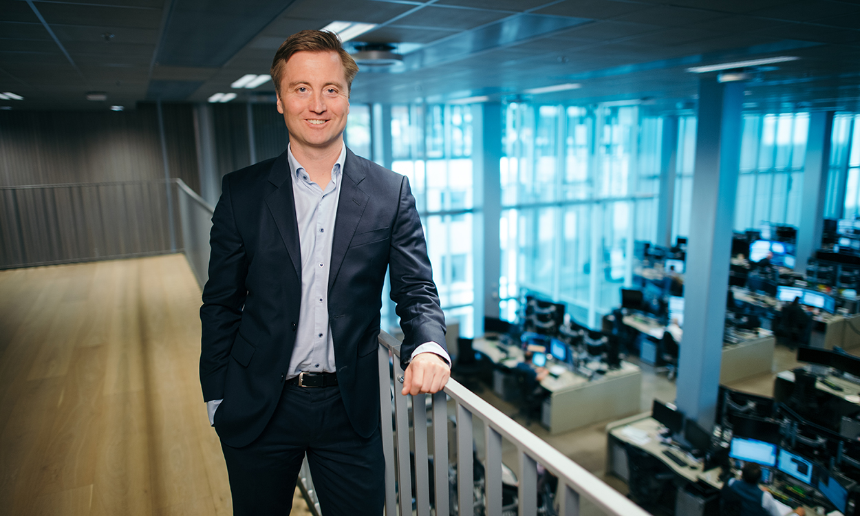 Marius Brun Haugen står på "hylla" over meglerhallen til DNB Markets.