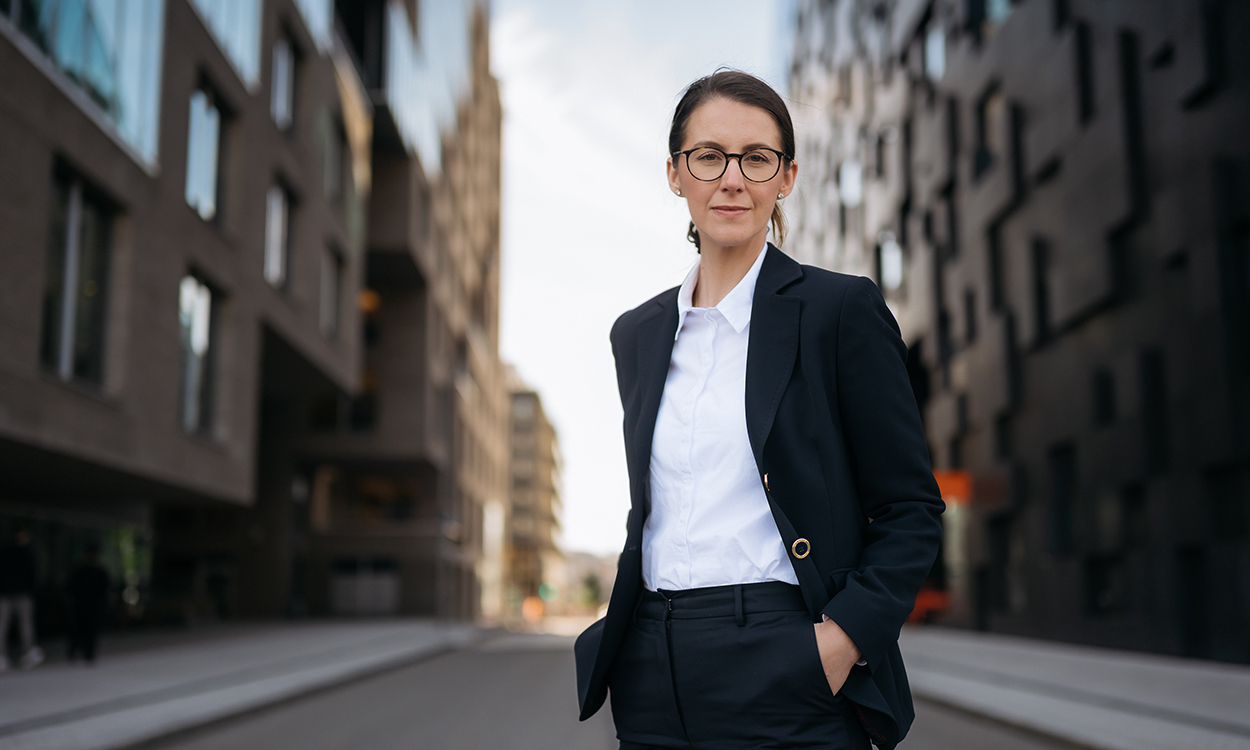 Anesa Mulabecirovic står ved DNBs hovedkontor i Bjørvika. 
