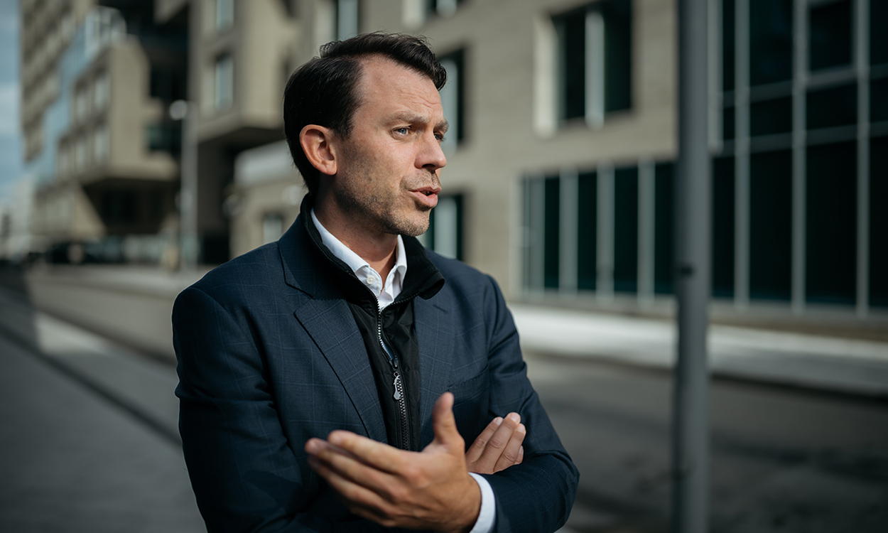 Johan Strøm står i gaten utenfor DNBs hovedkontor i Bjørvika.