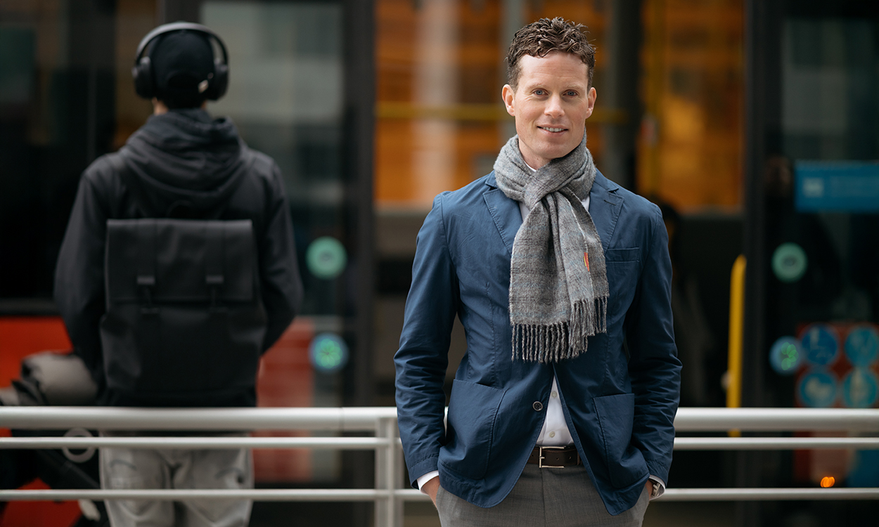 Øystein Kværner står ved et busstopp i Bjørvika. 
