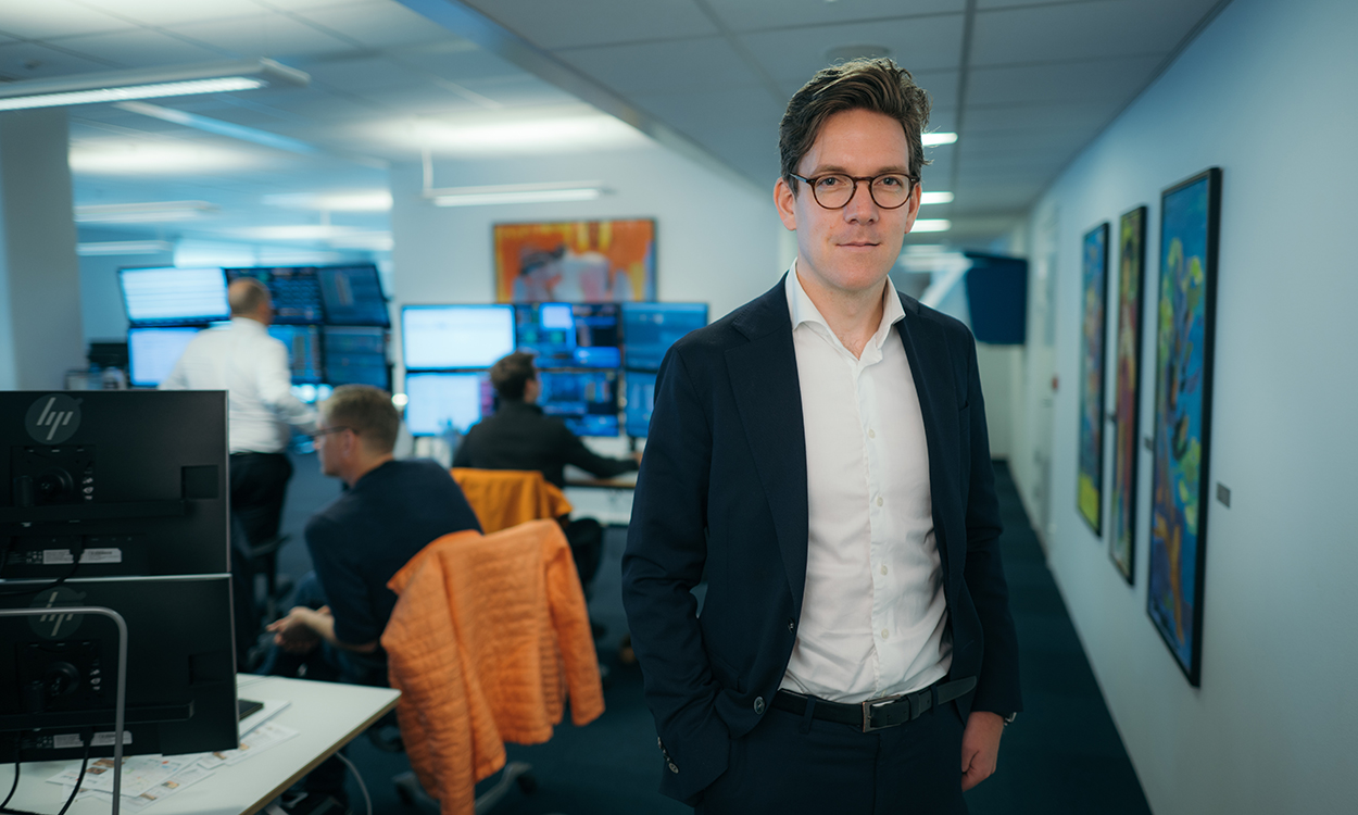 Eivind Veddeng Sars står inne hos forvaltermiljøet til DNB i BJørvika. 