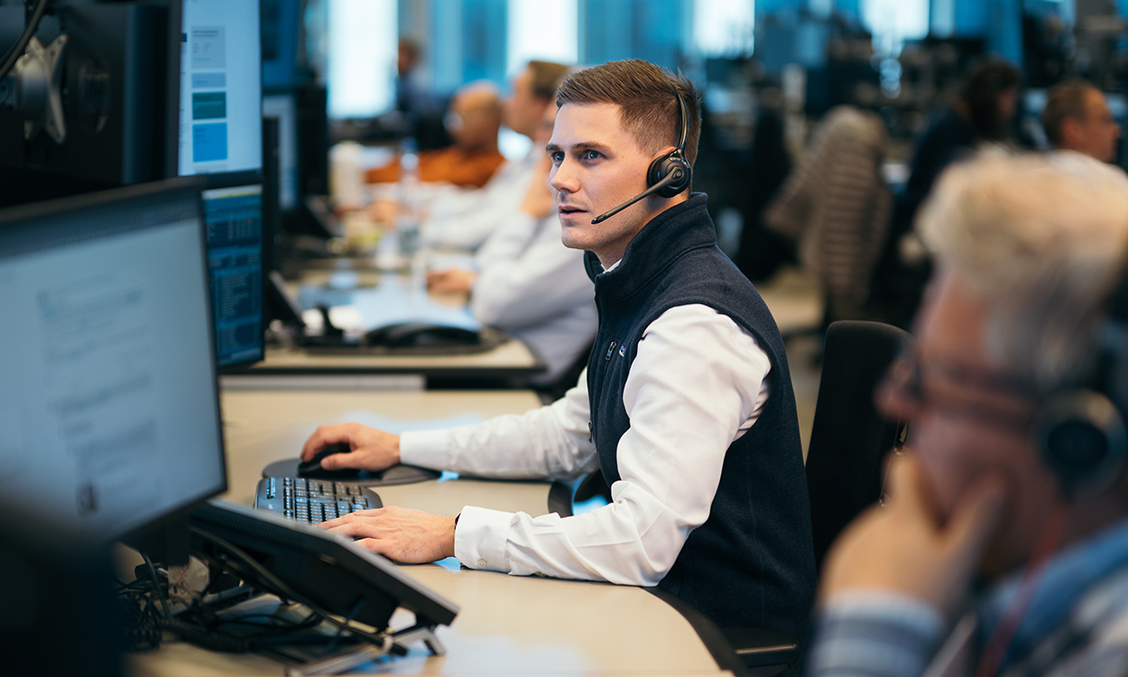 Sindre Vaseng Skaldehaug sitter i meglerhallen og følger med på utviklingen i markedet.