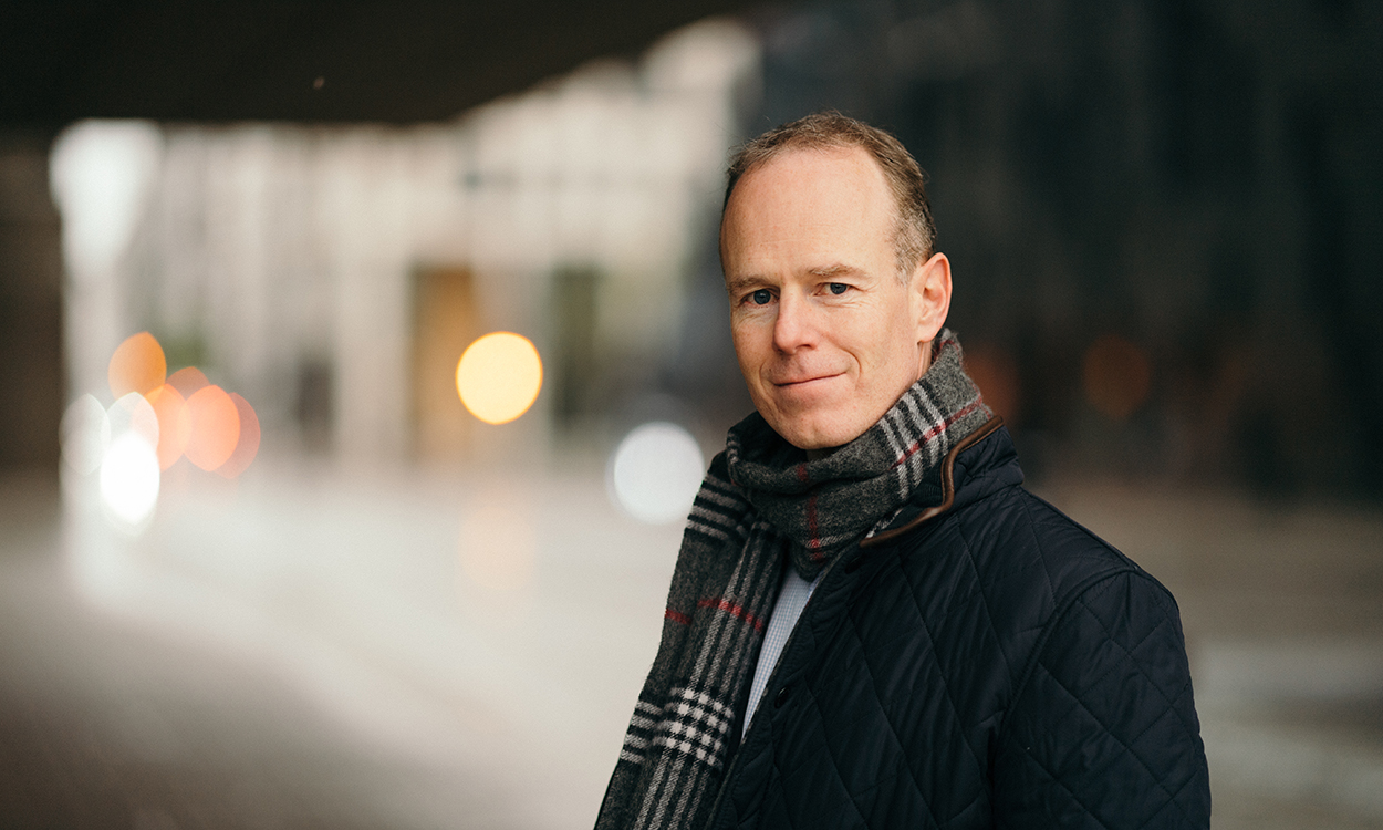 Paul Harper står i gaten utenfor DNBs hovedkontor i Bjørvika. 