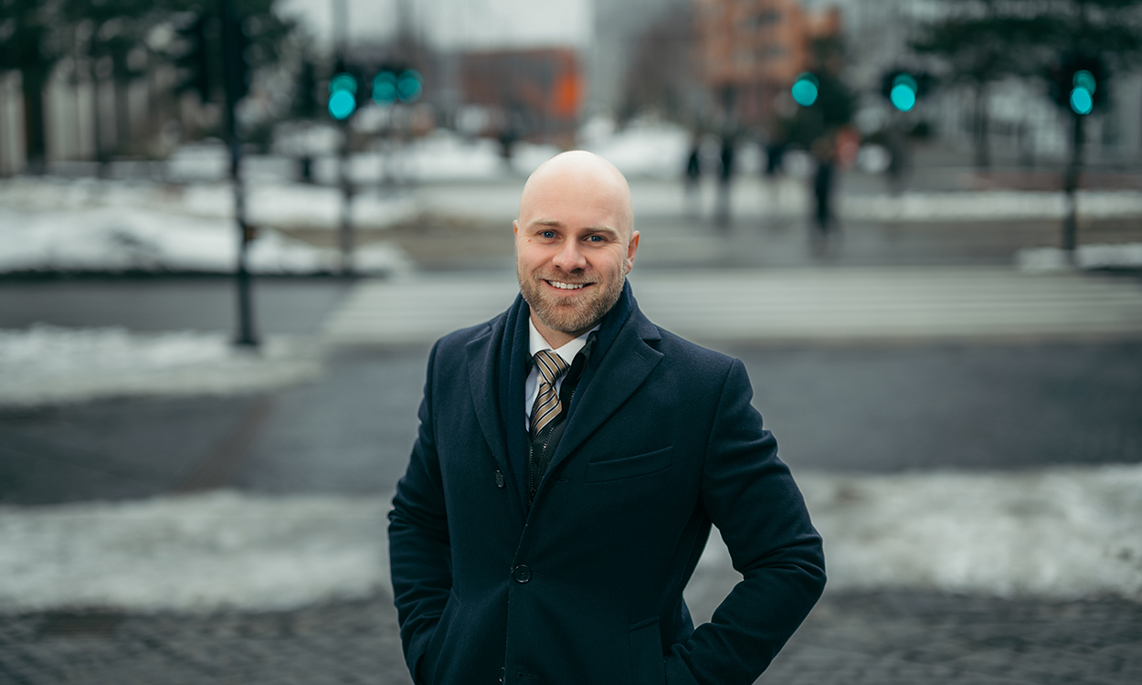 Trym Smedsrud står ute i Bjørvika i Oslo. 