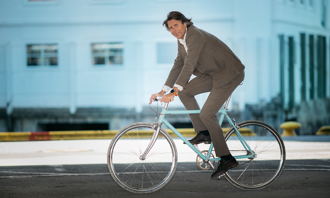 Svein Aage Aanes sykler i Bergen sentrum. 