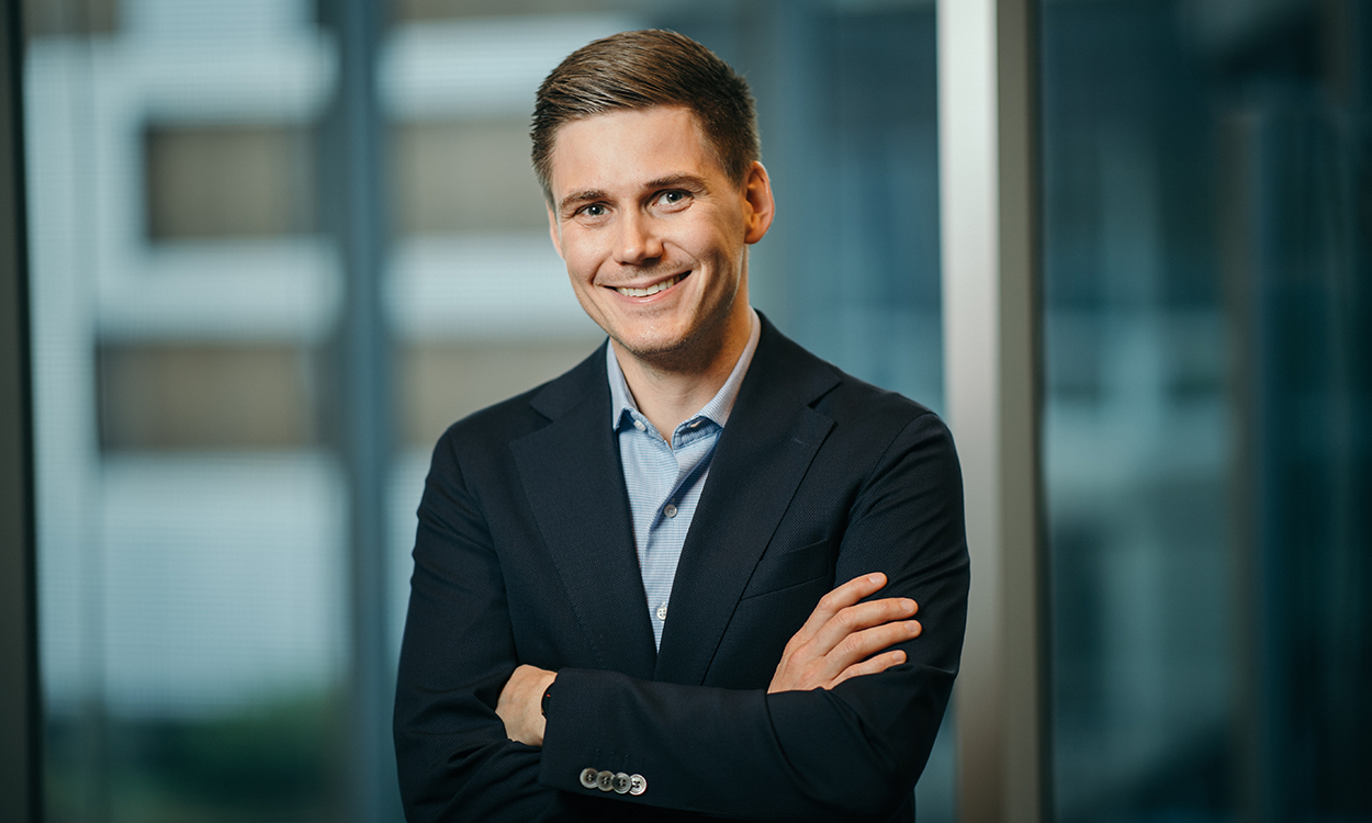 Sindre Vaseng Skaldehaug står med står med armer i kors og stort smil. 