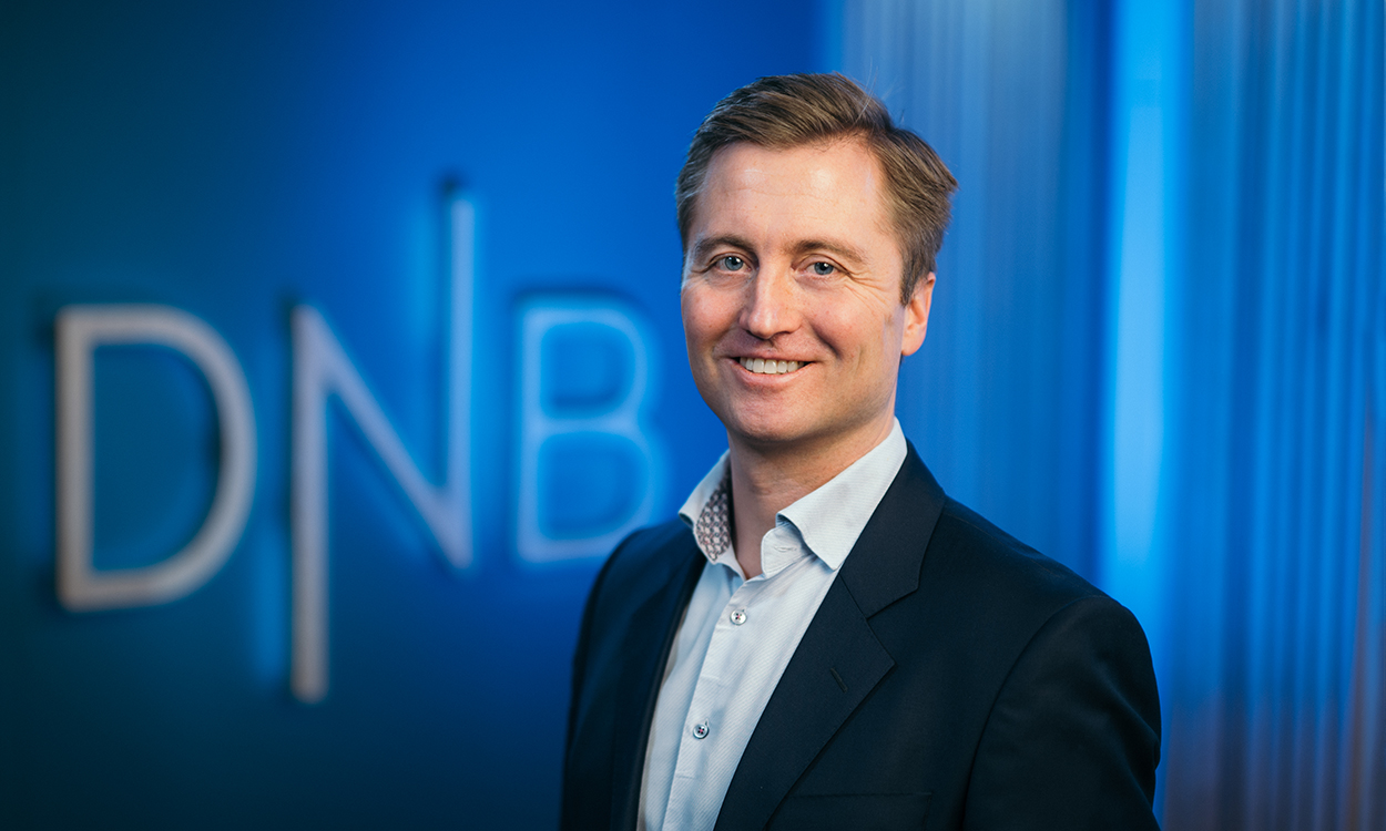 Marius Brun Haugen står i studioet til DNB Markets. 