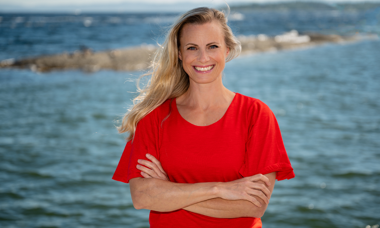 Silje Sandmæl står med armer i kors på brygga. 