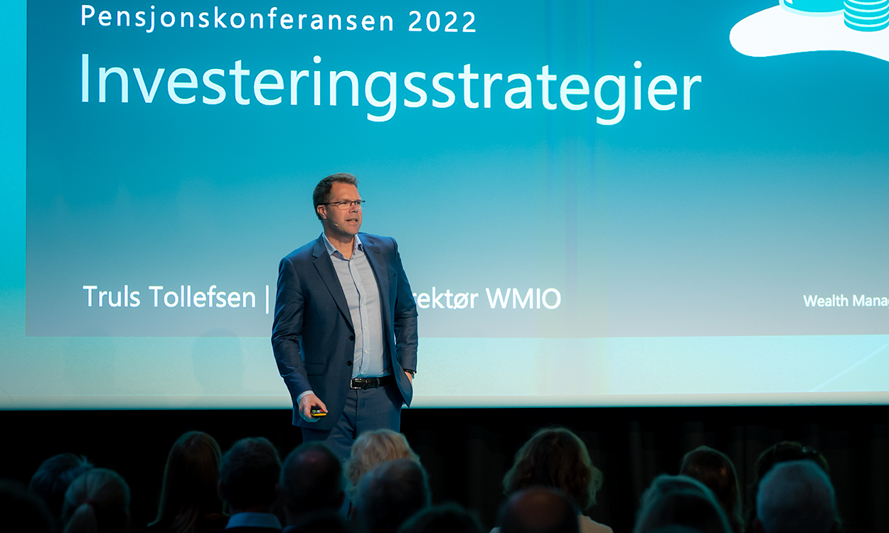 Truls Tollefsen står på scenen på pensjonskonferansen.
