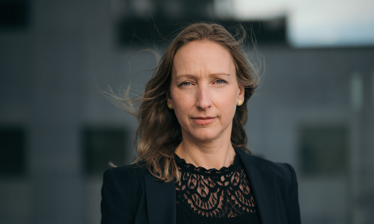 Kjersti Haugland står på terrassen ved meglerhallen i DNB.