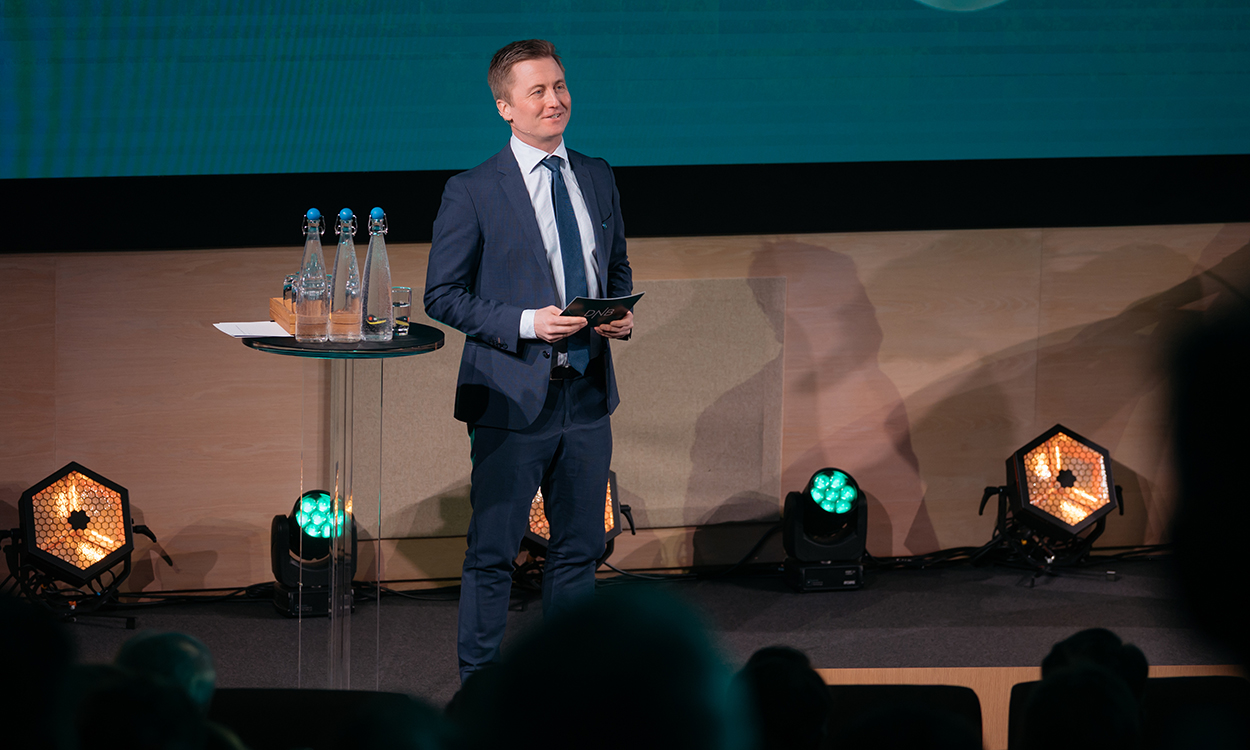 Marius Brun Haugen står på scenen under DNB Invest 2025. 