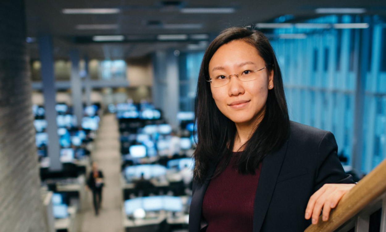 Kelly Chen i trappen ned til meglerhallen