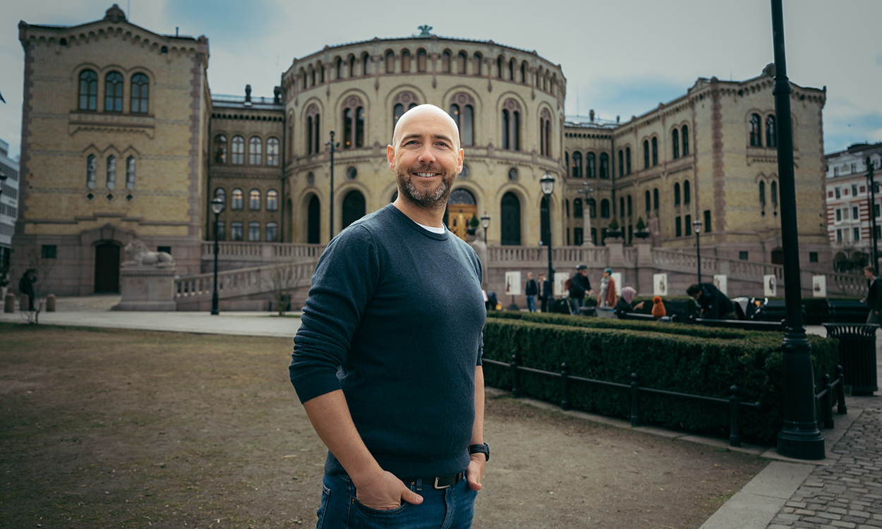 Stian Revheim står ved Stortinget. 