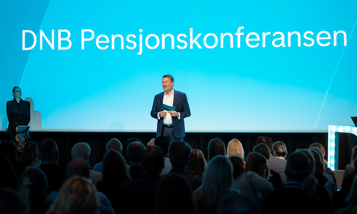 Ståle Frausing er på scenen under DNBs pensjonskonferanse.