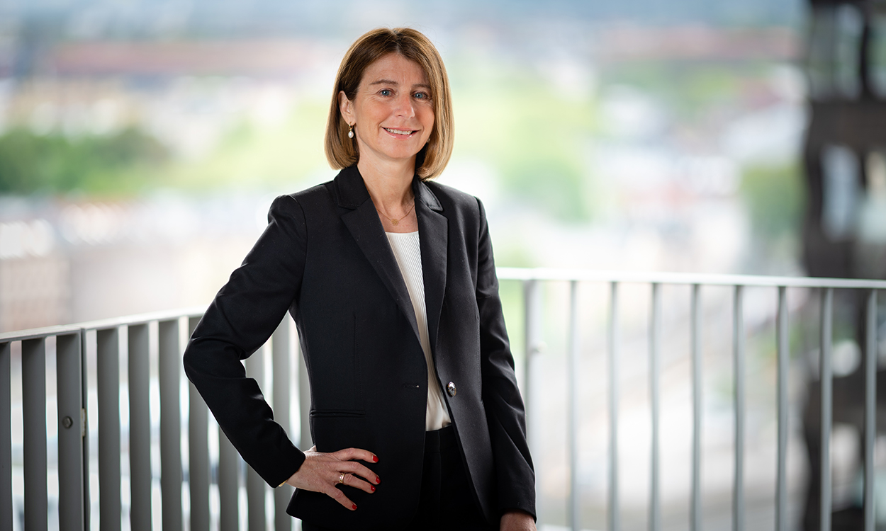 Isabelle Juillard Thompsen står på terrassen tilhørende forvalter-miljøet i DNB. 