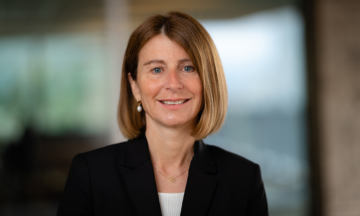 Isabelle Juillard Thompsen står på terrassen tilhørende forvalter-miljøet i DNB. 