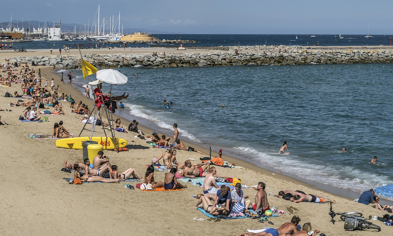 Barcelona 20170630Turister på stranden i Barcelona i Spania.Foto: Halvard Alvik, NTB