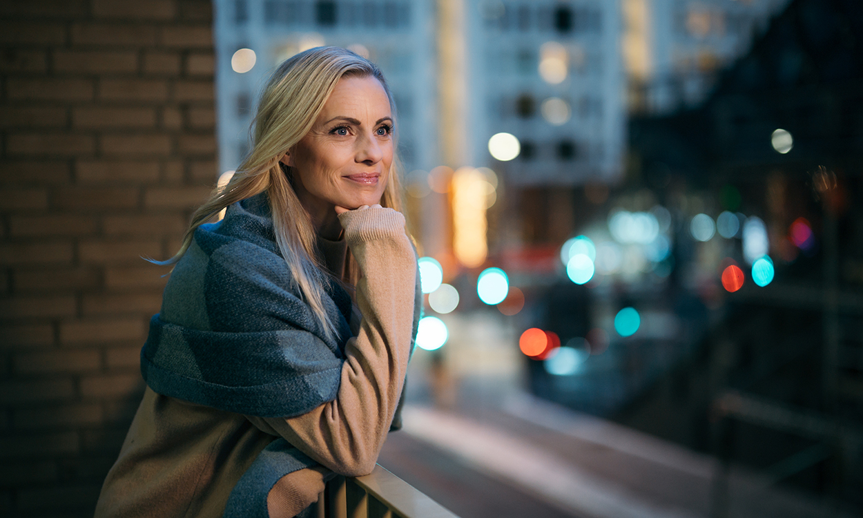 Silje Sandmæl står på en terrasse hos DNB i Bjørvika. 