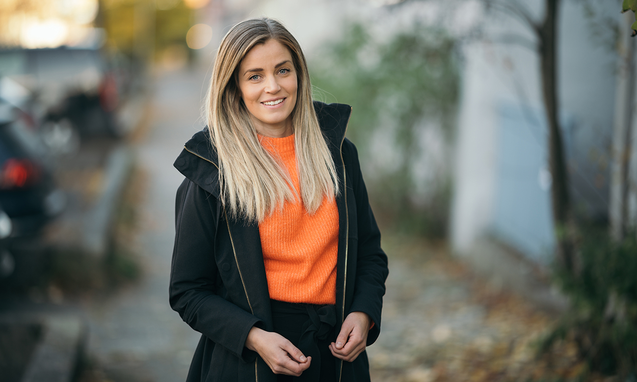 Ingvild Aasen står i en gate på Bakklandet i Trondheim.