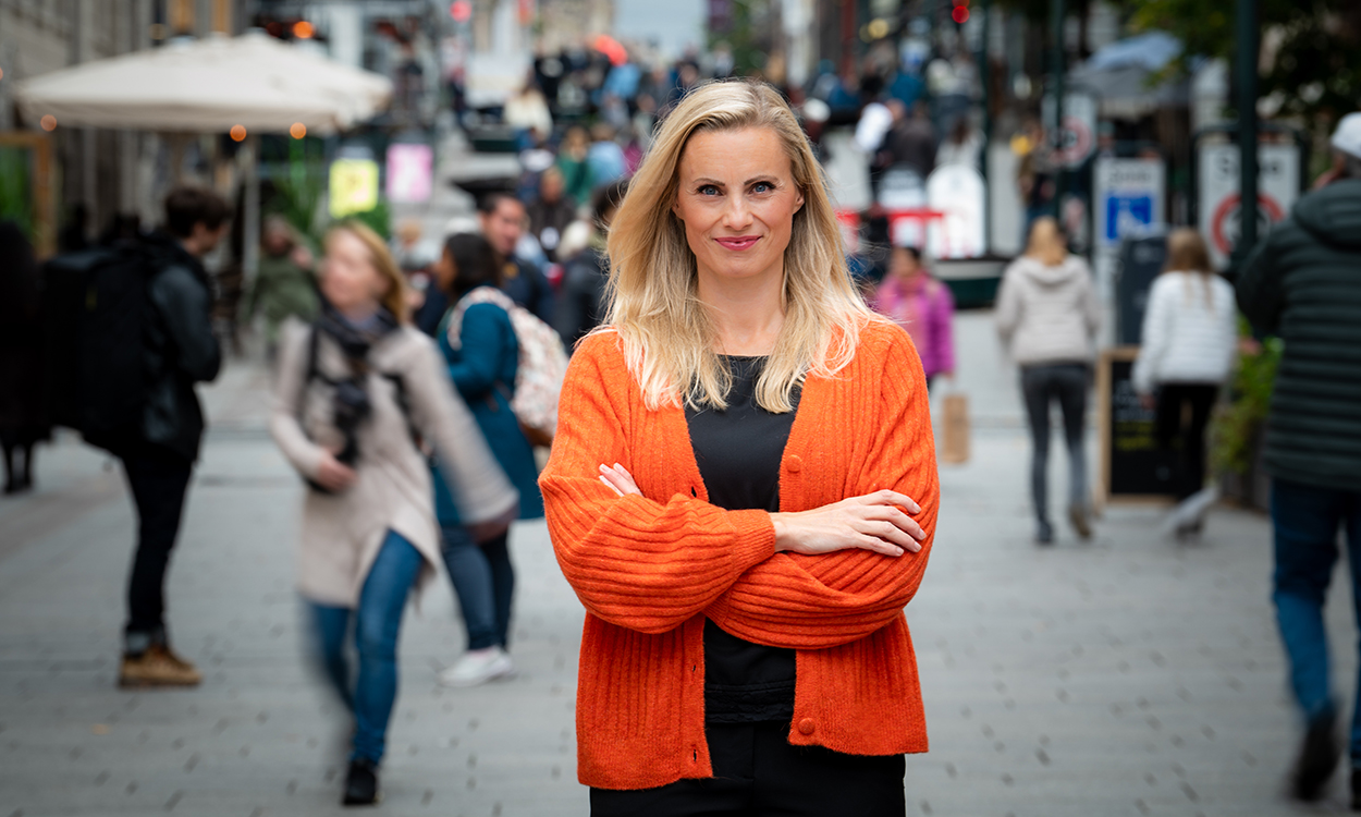Silje Sandmæl står midt i folkemylderet på Karl Johan.