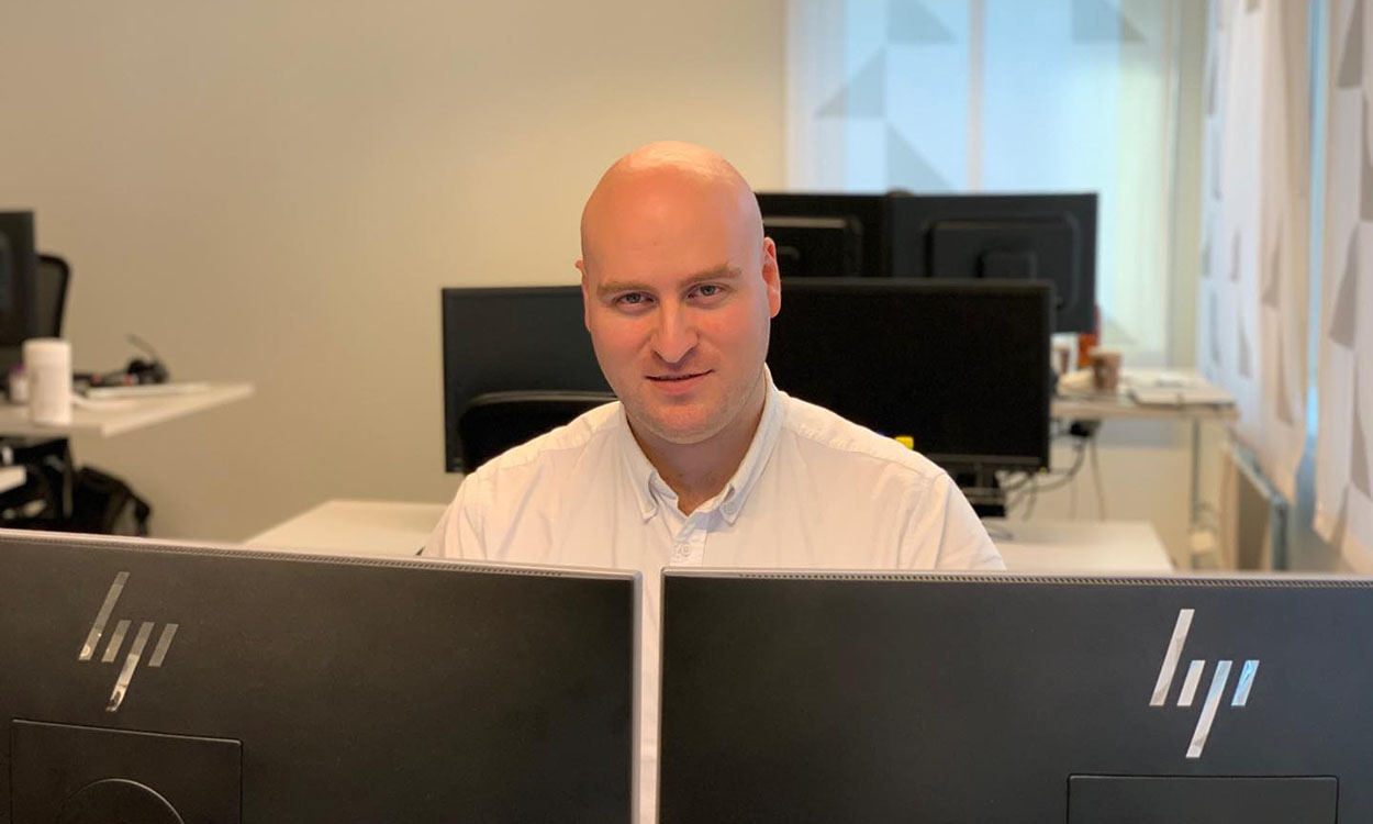 Martin Berge Laukøy bak PC-skjermene