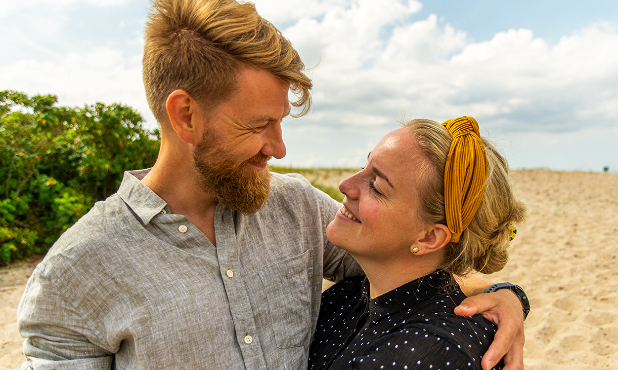 bilde av ungt par på en strand
