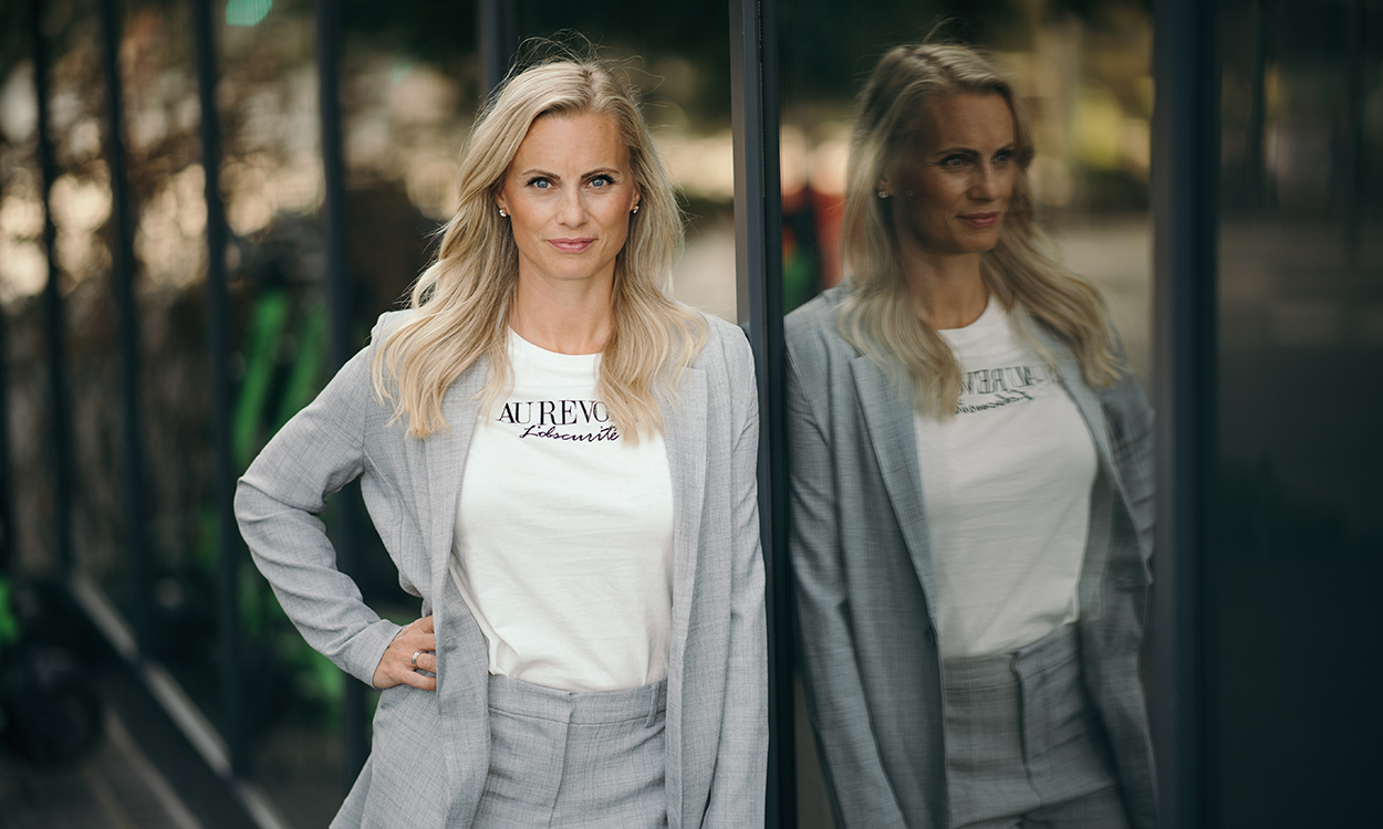 Silje Sandmæl står ved et vindu.