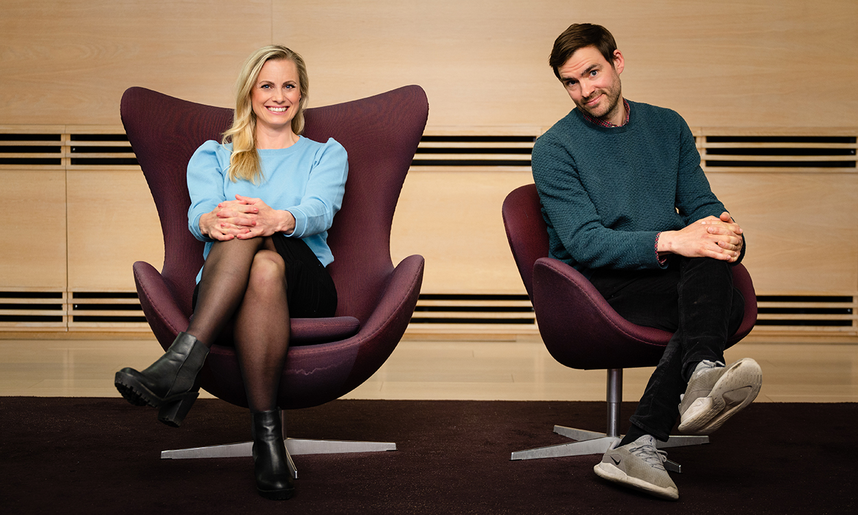 Silje Sandmæl og Henrik Thodesen spiller inn Pengetabu.