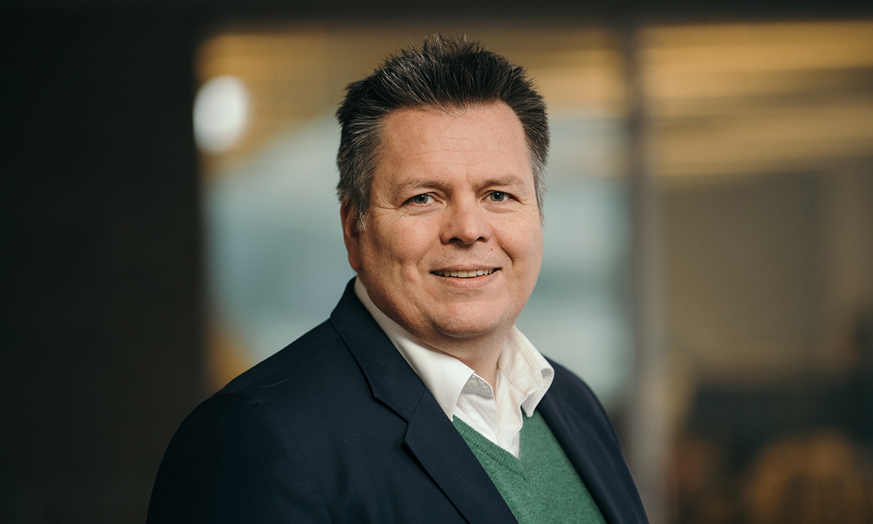 Torje Gundersen i DNB DAM står i 12. etasje i DNBs midtbygg i Bjørvika. 